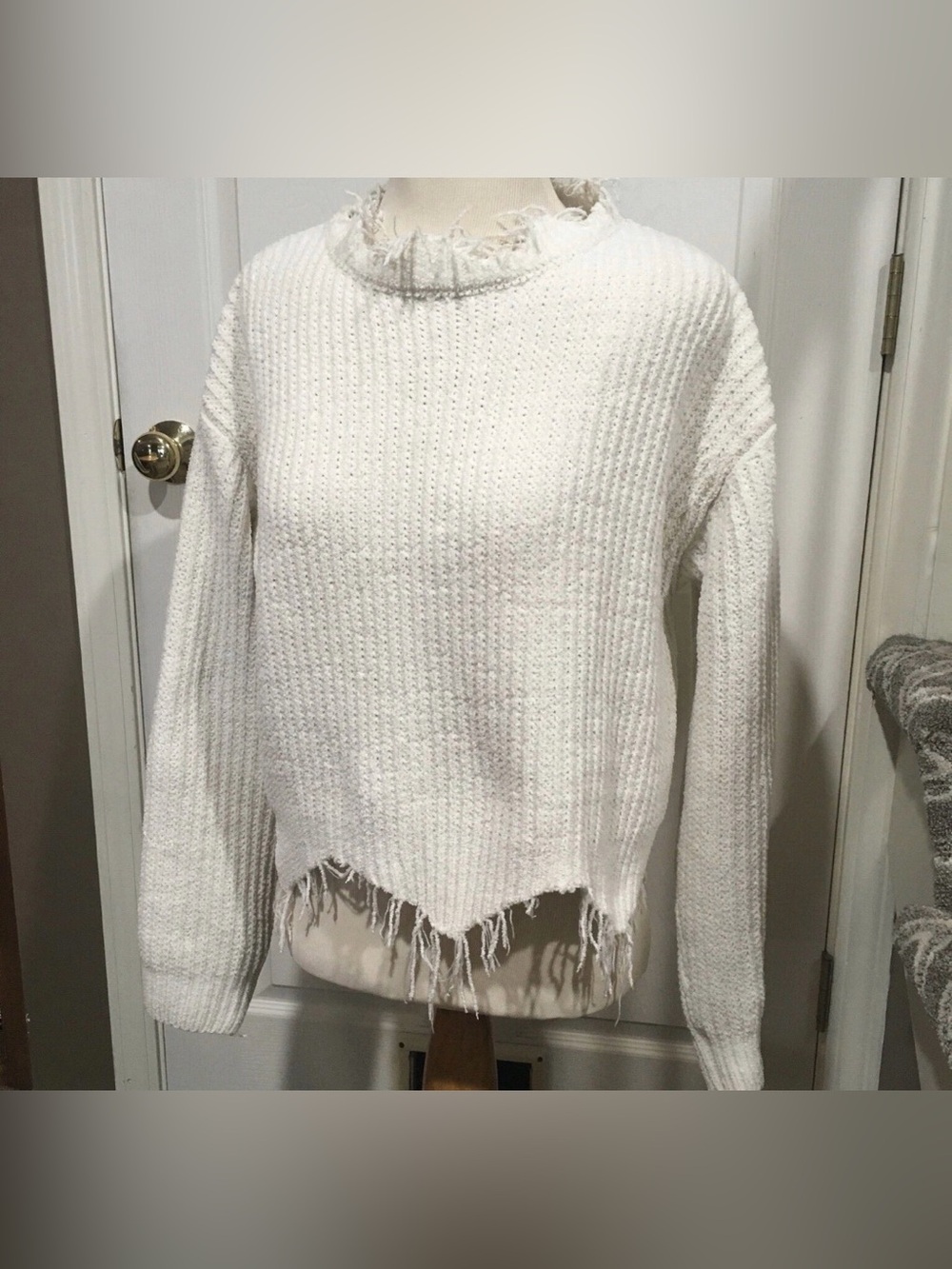 Women’s Dress Forum Los Angeles White Cropped Sweater With Fringe Very Soft